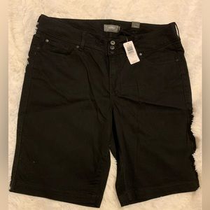 Torrid woman’s 20 black Bermuda shorts NWT